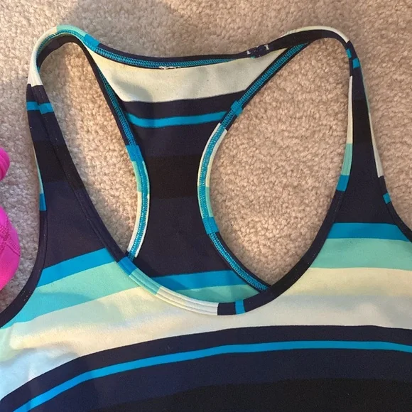 2- lululemon workout top bundle. Both size 6. - Picture 3 of 6